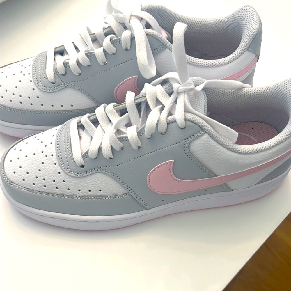 Nike Women's Low-Top Sneakers in White, Light Gray & Pink